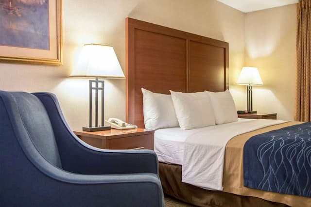 Wingate by Wyndham Anchorage Downtown/Ship Creek-华丽客房, 1 张特大床, 无烟房-5