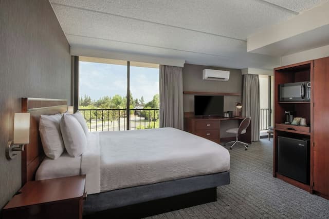 Courtyard by Marriott Los Angeles Pasadena/Monrovia-Room, 1 King Bed with Sofa bed-12