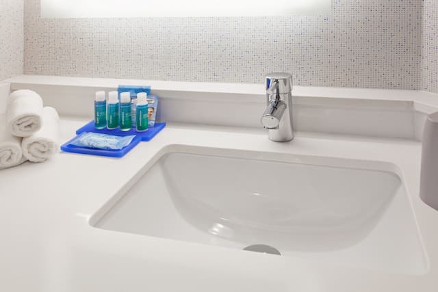 Holiday Inn Express West Los Angeles by IHG-Standard Room, 2 Queen Beds (Walk-In Shower)-3