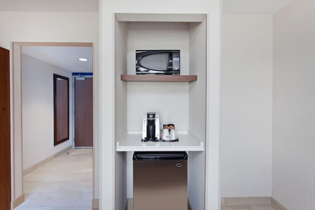 Holiday Inn Express West Los Angeles by IHG-Standard Room, 2 Queen Beds (Walk-In Shower)-2