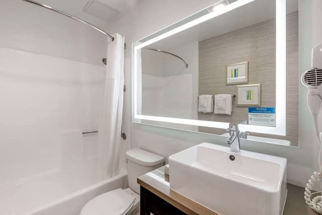 Quality Inn Burbank Airport-Standard Room, 1 King Bed, Non Smoking-8