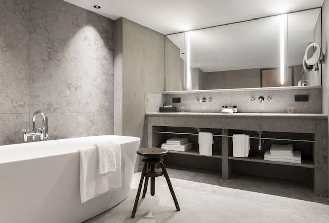 Hotel Bayerischer Hof-Deluxe Double Room-9