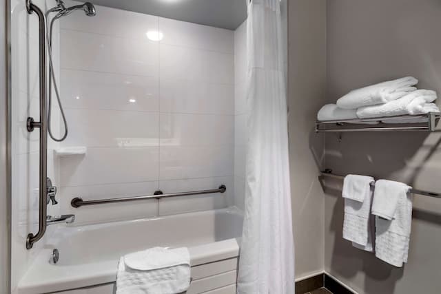 Best Western Plus Vancouver Airport Hotel-行政客房, 1 张特大床, 无障碍, 浴缸-4