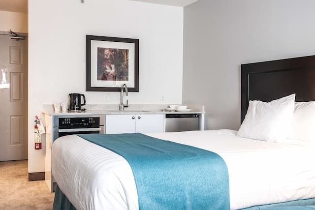 Ramada by Wyndham Surrey/Langley-客房, 2 张大床, 简易厨房-1