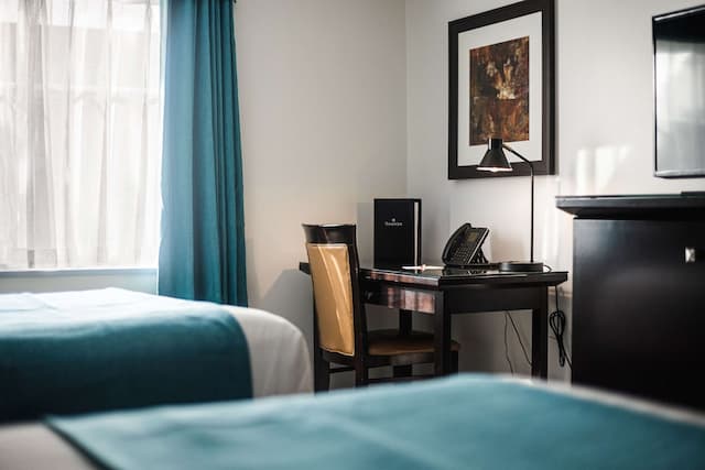 Ramada by Wyndham Surrey/Langley-商务客房, 2 张大床-1