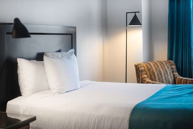 Ramada by Wyndham Surrey/Langley-客房, 1 张大床, 无障碍-1