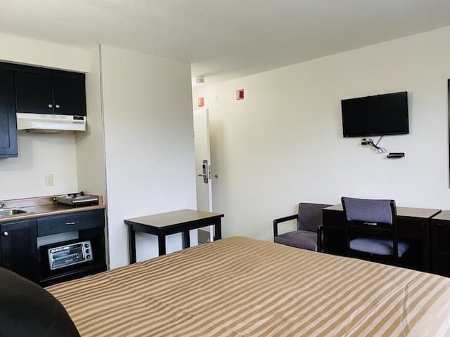 Happy Day Inn-Deluxe Room, 1 Queen Bed-11