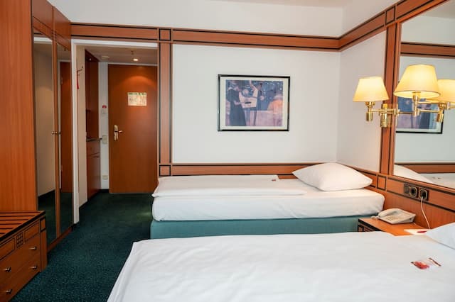 Hotel Amadeus Frankfurt-Standard Twin Room, 2 Twin Beds-2
