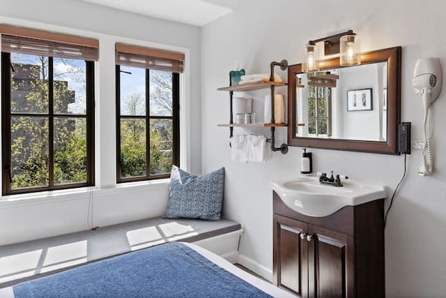 College Inn Hotel-Standard Room, 1 Queen Bed, Shared Bathroom-10