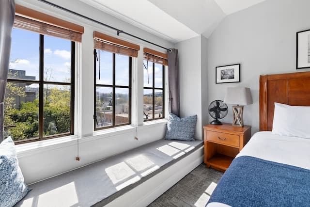 College Inn Hotel-Premium Room, 2 Queen Beds, Private Bathroom-10