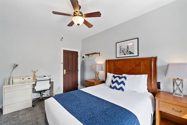 College Inn Hotel-Standard Room, 1 Queen Bed, Shared Bathroom-8