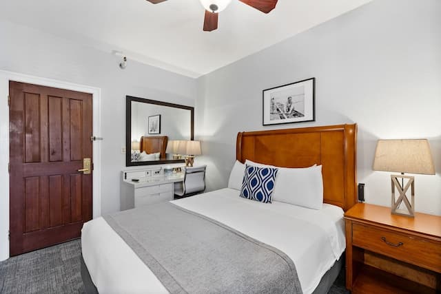 College Inn Hotel-Premium Room, 1 Queen Bed, Private Bathroom-7