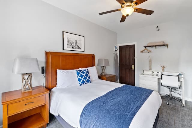 College Inn Hotel-Standard Room, 1 Queen Bed, Shared Bathroom-7