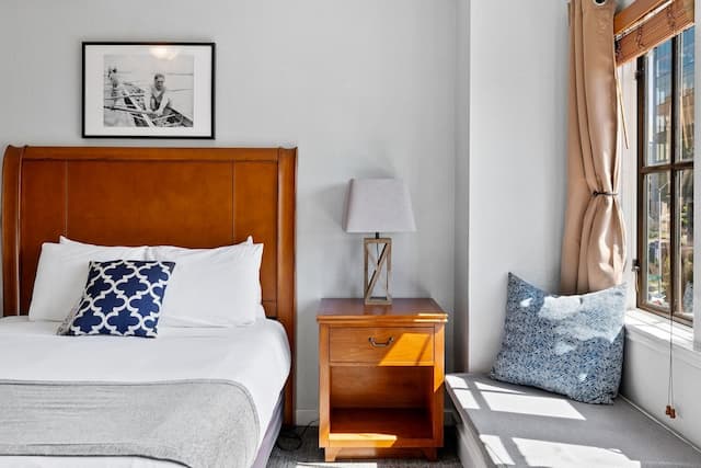 College Inn Hotel-Premium Room, 1 Queen Bed, Private Bathroom-1