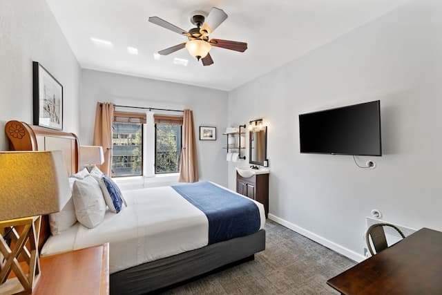 College Inn Hotel-Standard Room, 1 Queen Bed, Shared Bathroom-5