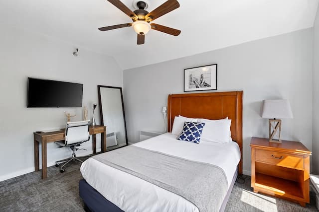 College Inn Hotel-Premium Room, 1 Queen Bed, Private Bathroom-9