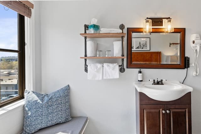 College Inn Hotel-Standard Room, 1 Queen Bed, Shared Bathroom-9