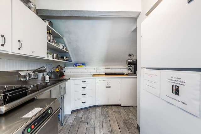 College Inn Hotel-Standard Room, 1 Queen Bed, Shared Bathroom-3