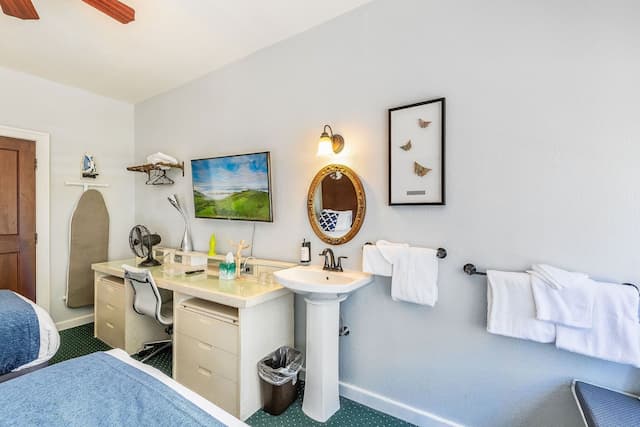 College Inn Hotel-Standard Room, Shared Bathroom (1 Queen Bed and 1 Twin Bed)-1