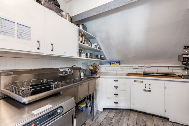 College Inn Hotel-Standard Room, 1 Queen Bed, Shared Bathroom-4