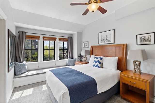 College Inn Hotel-Premium Room, 2 Queen Beds, Private Bathroom-9