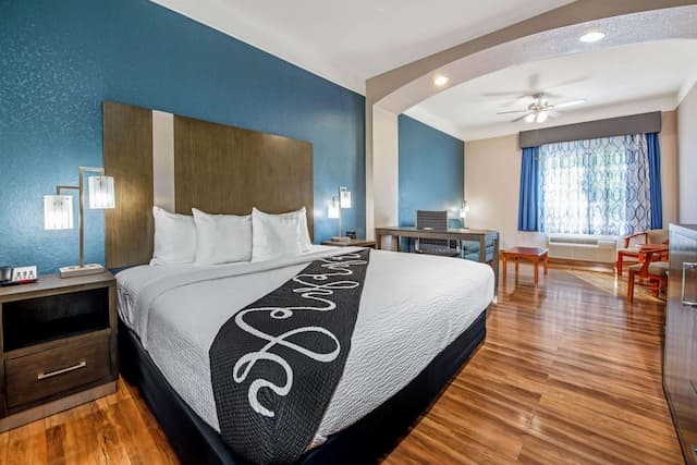 라 퀸타 인 & 스위트 바이 윈덤 킹우드 휴스턴 IAH 에어포트-스위트, 킹사이즈침대 1개, 금연 (Various Views)-4