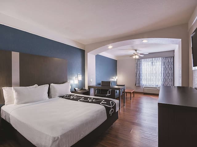 라 퀸타 인 & 스위트 바이 윈덤 킹우드 휴스턴 IAH 에어포트-스위트, 킹사이즈침대 1개, 금연 (Various Views)-1