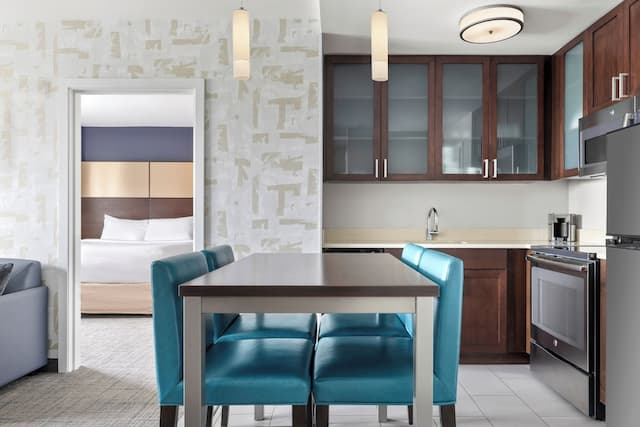 レジデンス イン ニューヨーク ザ ブロンクス アット メトロ センター アトリウム-スイート 2 ベッドルーム (Mobility/Hearing Access, Roll-In Shwr)-1