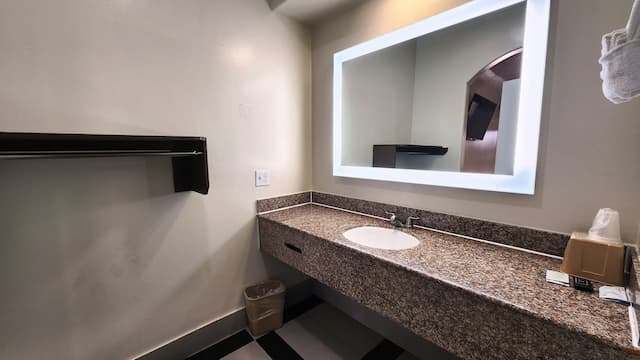 스코티시 인스 & 스위트 샘 휴스턴 파크웨이-디럭스룸, 킹사이즈침대 1개, 흡연, 냉장고 및 전자레인지-11