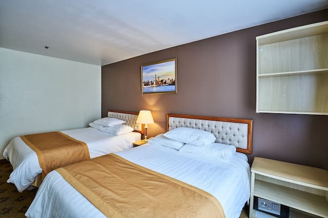 Flushing Hotel-Queen Room with Two Queen Beds-3