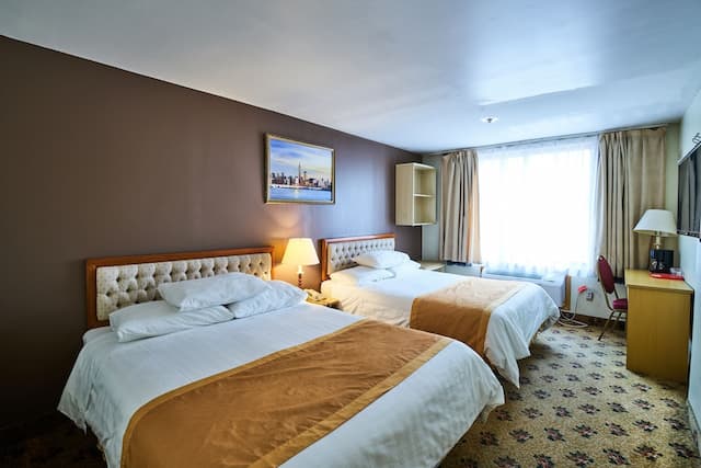 Flushing Hotel-Queen Room with Two Queen Beds-1