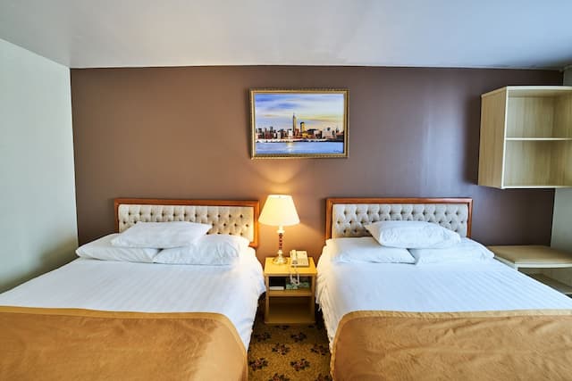 Flushing Hotel-Queen Room with Two Queen Beds-2