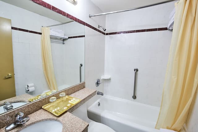 Flushing Hotel-Queen Room with Two Queen Beds-6