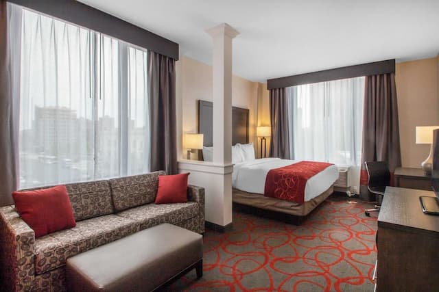 Comfort Inn & Suites near Stadium-Suite, 1 King Bed, Non Smoking (Living Room)-5
