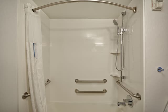 ハンプトン イン & スイーツ ロサンゼルス バーバンク エアポート-スタジオ キングベッド 1 台 バリアフリー 浴槽 (Mobility & Hearing)-1