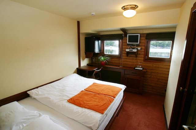 Boat Hotel Matylda-Standard Double Room, River View-3