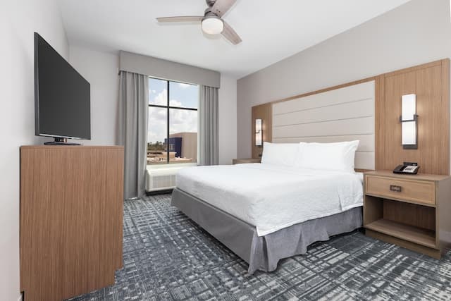 ホームウッド スイーツ バイ ヒルトン ヒューストン メモリアル-スイート キングベッド 1 台 バリアフリー 浴槽-1