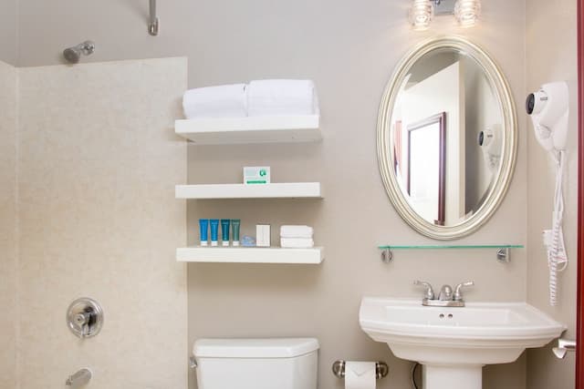 The Belltown Inn-Petite Queen Guestroom-11