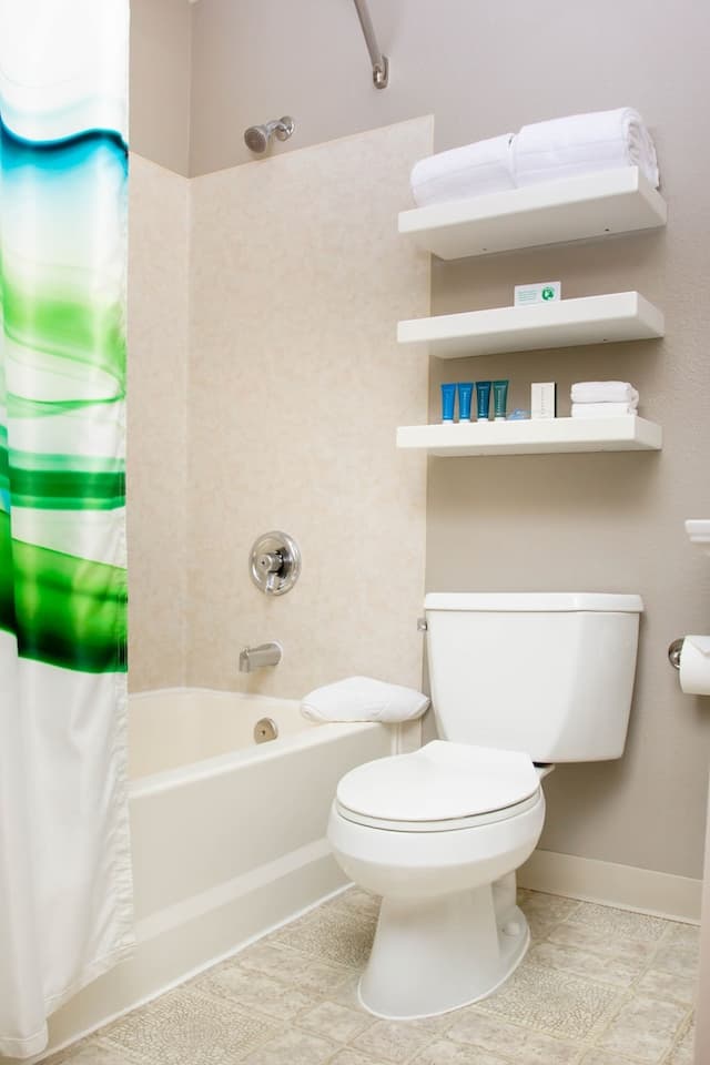 The Belltown Inn-Petite Queen Guestroom-14