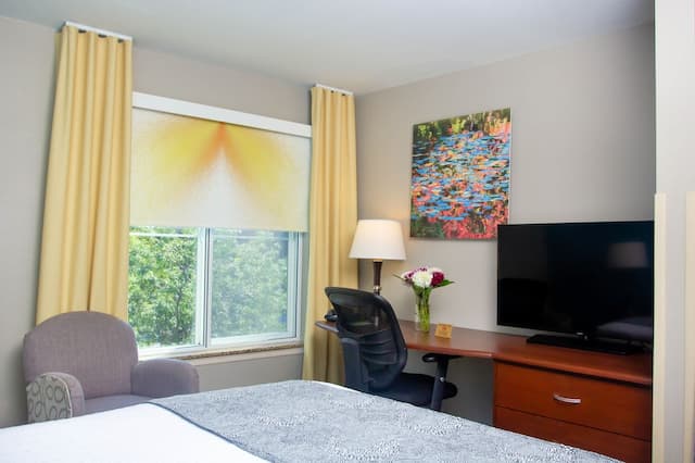 The Belltown Inn-Petite Queen Guestroom-10