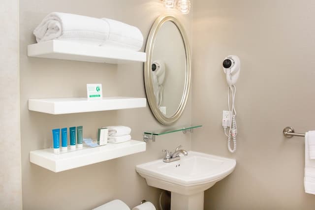 The Belltown Inn-Petite Queen Guestroom-16