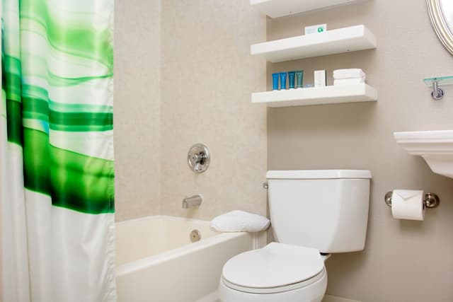 The Belltown Inn-Petite Queen Guestroom-13