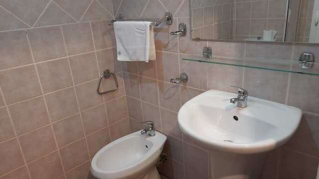 Pension City Center-Twin ensuite room (1 to 2 beds)-7