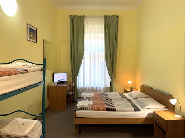 Pension City Center-Quadruple ensuite room (3 to 5 beds)-4