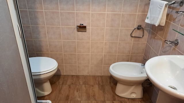 Pension City Center-Twin ensuite room (1 to 2 beds)-8