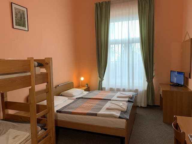 Pension City Center-Quadruple ensuite room (3 to 5 beds)-1