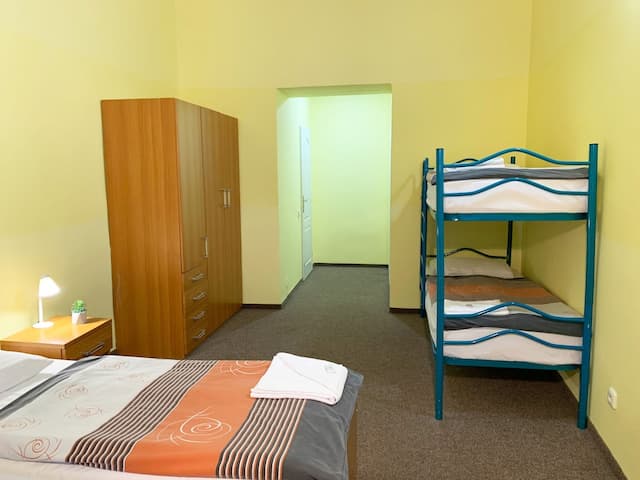 Pension City Center-Quadruple ensuite room (3 to 5 beds)-5