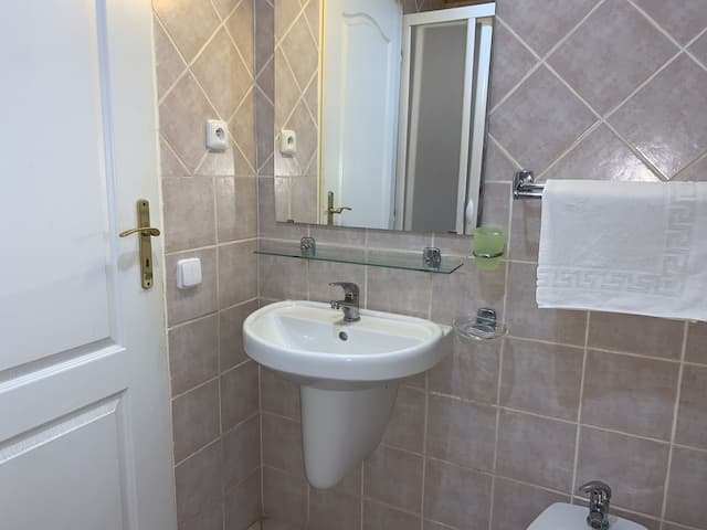 Pension City Center-Twin ensuite room (1 to 2 beds)-4