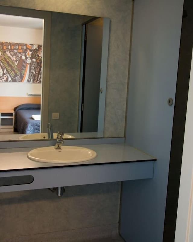 Barcelona Pere Tarrés Hostel-Shared Dormitory, Mixed Dorm (One Bed in 8 Bedded)-4