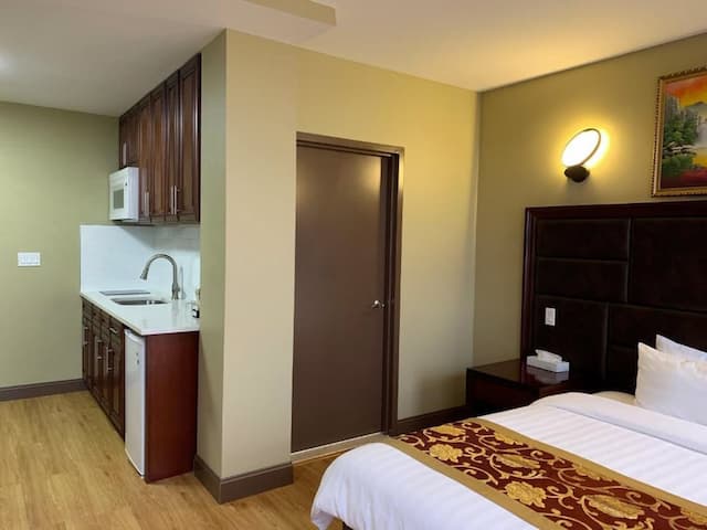 Queens Hotel-Premium Room, 1 King Bed, Non Smoking-6